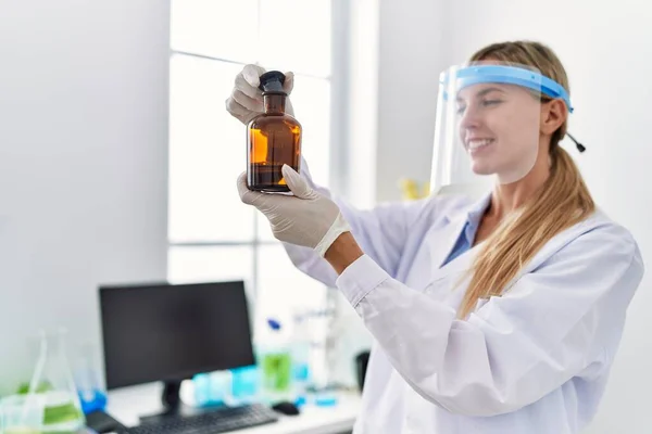 Ung Blond Kvinna Bär Forskare Uniform Ser Flaska Laboratoriet — Stockfoto