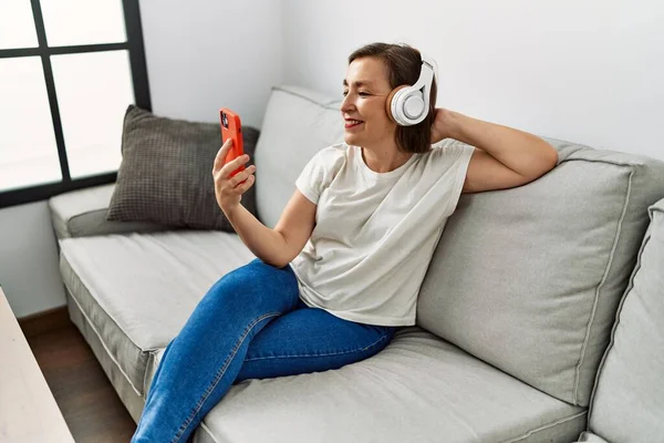 Mulher Hispânica Meia Idade Usando Smartphone Usando Fones Ouvido Casa — Fotografia de Stock