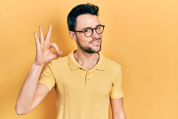 Ung Latinamerikan Man Bär Casual Kläder Och Glasögon Ler Positivt — Stockfoto