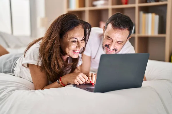 Średniego Wieku Mężczyzna Kobieta Para Pomocą Laptopa Leżącego Łóżku Sypialni — Zdjęcie stockowe