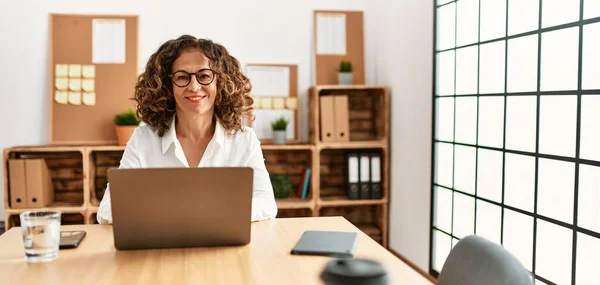 Middelbare Leeftijd Spaanse Vrouw Werkt Kantoor Met Een Bril Met — Stockfoto