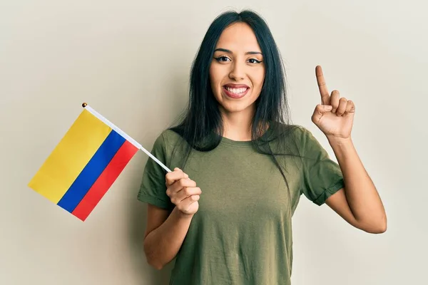 Jeune Fille Hispanique Tenant Drapeau Colombien Souriant Avec Une Idée — Photo