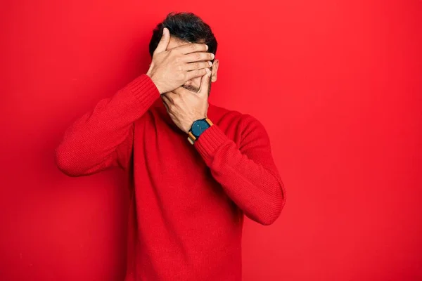 Bello Uomo Con Barba Che Indossa Casual Maglione Rosso Che — Foto Stock