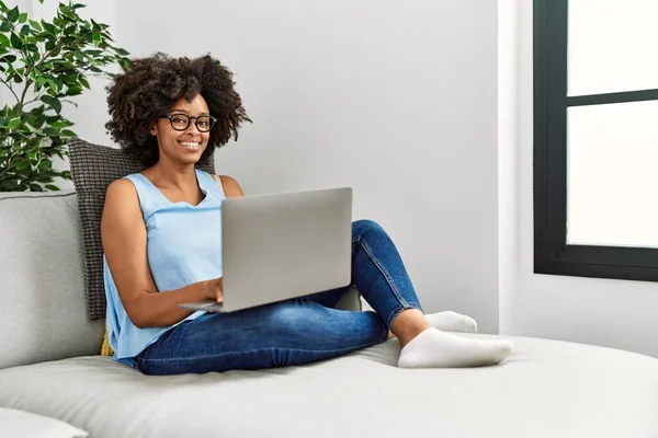 Νεαρή Αφροαμερικανή Γυναίκα Χαμογελά Αυτοπεποίθηση Χρησιμοποιώντας Φορητό Υπολογιστή Στο Σπίτι — Φωτογραφία Αρχείου