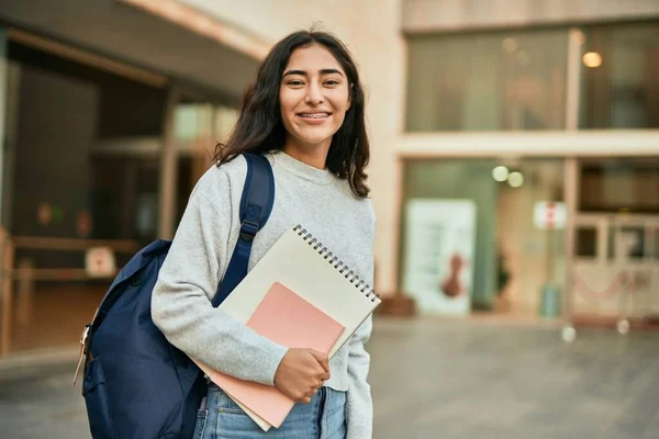 Young Middle East Student Girl Smiling Happy Holding Book City — ストック写真