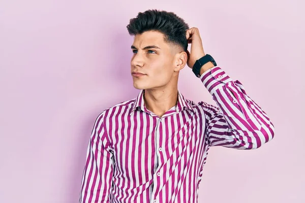 Joven Hispano Vestido Con Ropa Casual Confunde Pregunta Acerca Pregunta — Foto de Stock