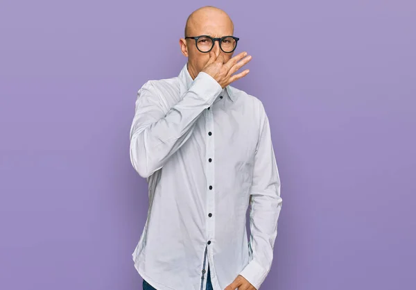 Plešatý Muž Vousy Pracovní Košili Brýlích Ucítil Něco Páchnoucího Odporného — Stock fotografie
