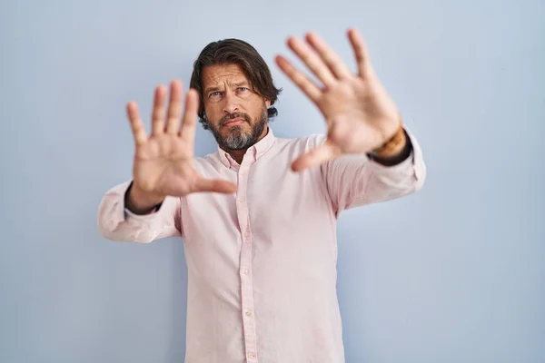 手の手のひらと指を使用してフレームを行うエレガントなシャツの背景を身に着けているハンサムな中年男性 カメラの視点 — ストック写真