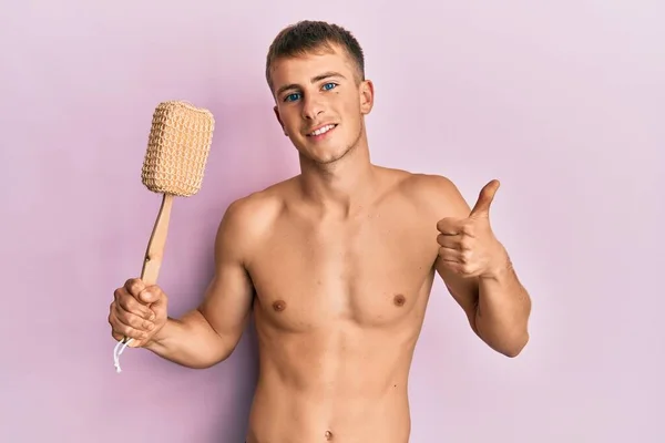 Młody Biały Mężczyzna Bez Koszulki Trzymając Prysznic Gąbka Uśmiecha Się — Zdjęcie stockowe