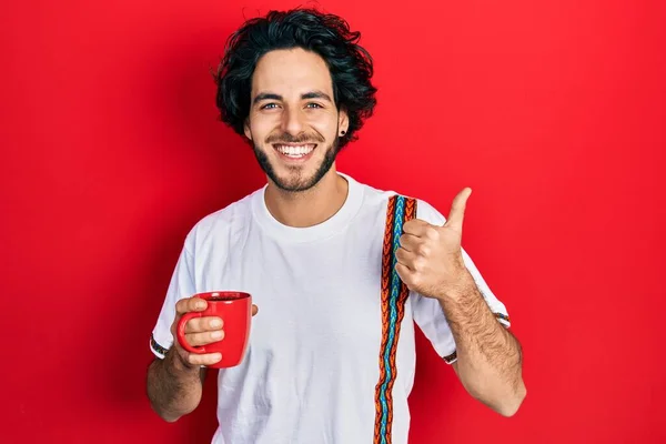 Knappe Spaanse Man Die Een Kop Koffie Drinkt Glimlachend Gelukkig — Stockfoto