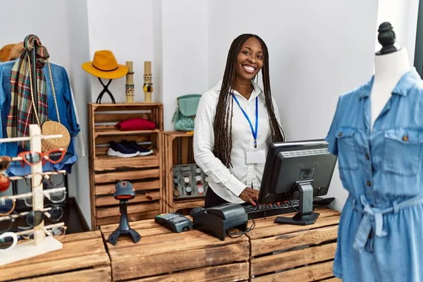 Νεαρή Αφρο Αμερικανίδα Καταστηματάρχης Χαμογελά Ευτυχισμένη Δουλεύοντας Στο Κατάστημα Ρούχων — Φωτογραφία Αρχείου