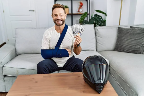 Middelbare Leeftijd Man Met Baard Dragen Arm Sling Voor Motorfiets — Stockfoto