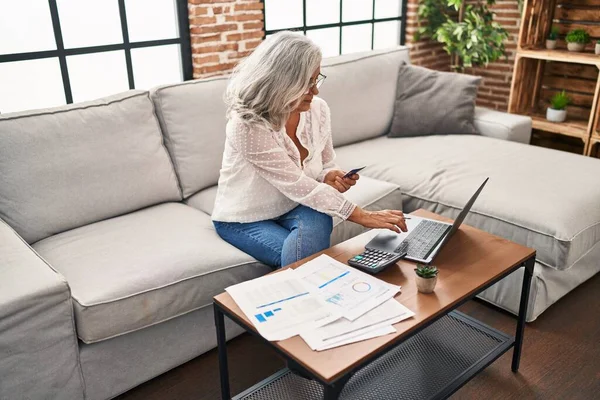 Evde Dizüstü Bilgisayar Kredi Kartı Kullanan Orta Yaşlı Kadın — Stok fotoğraf