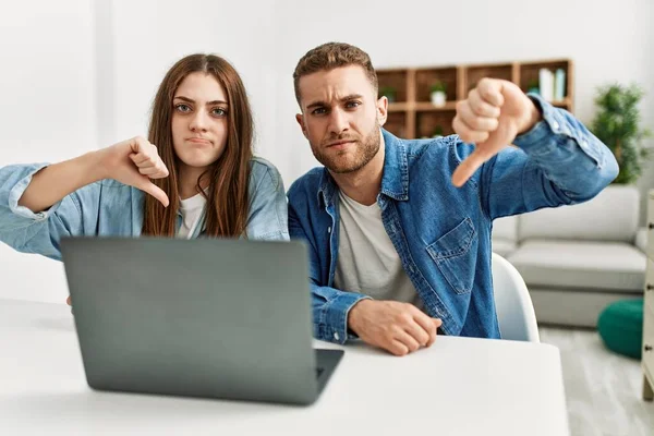 Kafkasyalı Genç Çift Evde Bilgisayar Kullanarak Çalışıyor Kızgın Suratları Var — Stok fotoğraf