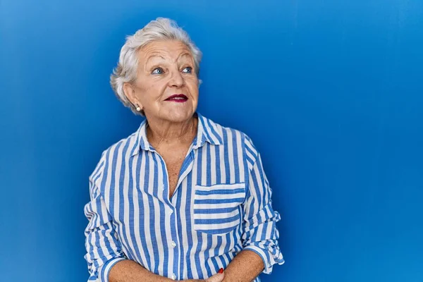 Oudere Vrouw Met Grijs Haar Staande Blauwe Achtergrond Kijken Weg — Stockfoto