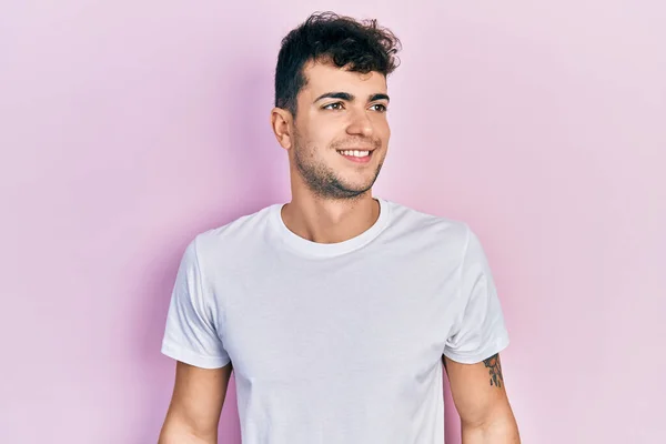 Joven Hombre Hispano Vistiendo Camiseta Blanca Casual Mirando Costado Pose — Foto de Stock