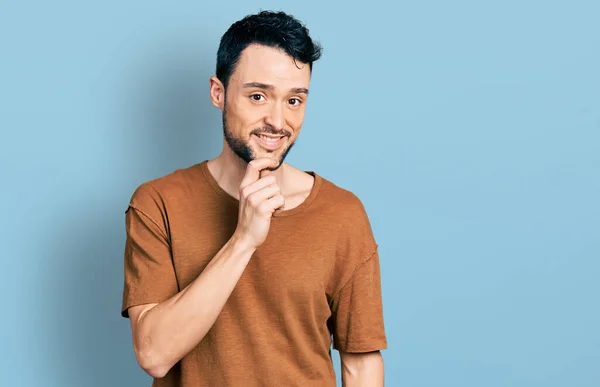 Homem Hispânico Com Barba Vestindo Camisa Casual Sorrindo Olhando Confiante — Fotografia de Stock