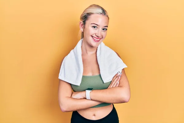 Ung Blond Flicka Bär Sportkläder Och Handduk Glad Ansikte Leende — Stockfoto