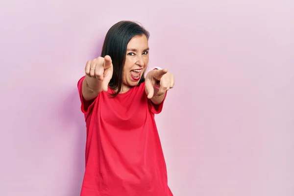 Middelbare Leeftijd Spaanse Vrouw Draagt Casual Kleding Wijzend Naar Camera — Stockfoto