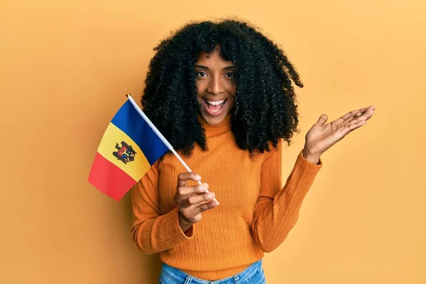 Африканская Американка Афроволосами Держащая Флаг Молдовы Празднует Достижение Счастливой Улыбкой — стоковое фото