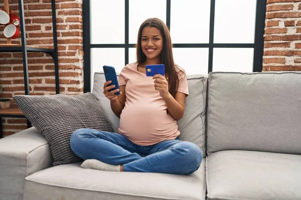 Młoda Latynoska Kobieta Ciąży Pomocą Smartfona Karty Kredytowej Domu — Zdjęcie stockowe