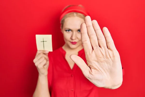 Jeune Femme Blonde Tenant Croix Catholique Rappel Avec Main Ouverte — Photo
