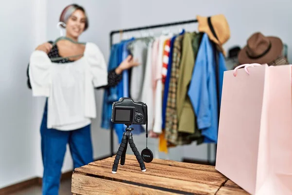 Joven Caucásica Tendero Mujer Teniendo Video Llamada Mostrando Ropa Tienda — Foto de Stock