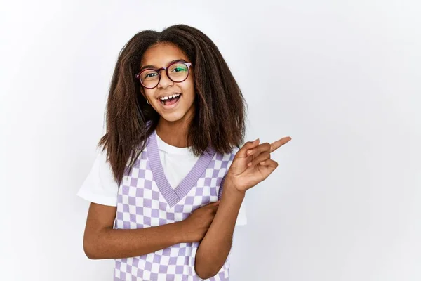 Young African American Girl Standing Isolated Background Smiling Happy Pointing — Stock Photo, Image