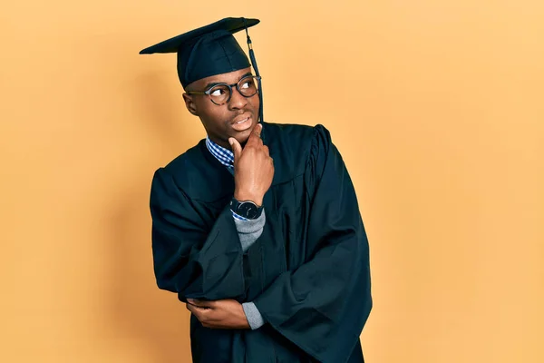 Jovem Afro Americano Vestindo Boné Formatura Roupão Cerimônia Pensando Preocupado — Fotografia de Stock