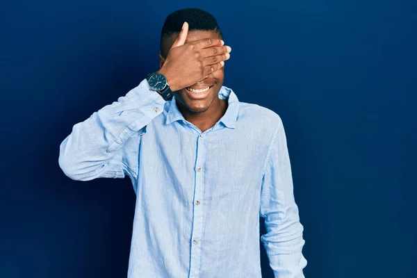 Mladý Africký Američan Oblečený Neformálního Oblečení Usmívá Směje Rukou Tváři — Stock fotografie
