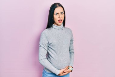 Mavi gözlü güzel bir kadın bebek bekliyor. Hamile karnına dokunuyor. Şok suratlı, şüpheci ve alaycı görünüyor. 