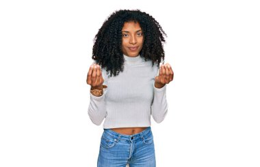 Genç Afrikalı Amerikalı kız gündelik kıyafetler giyer, para yapar, elleriyle jest yapar, maaş ister, milyoner iş ister. 