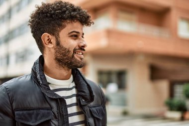 Kasabada gülümseyen genç bir Arap.