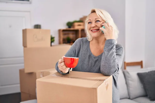 Middelbare Leeftijd Blonde Vrouw Praten Smartphone Het Drinken Van Koffie — Stockfoto