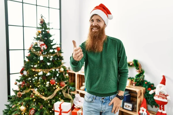 Redhead Man Long Beard Wearing Christmas Hat Christmas Tree Smiling — Φωτογραφία Αρχείου