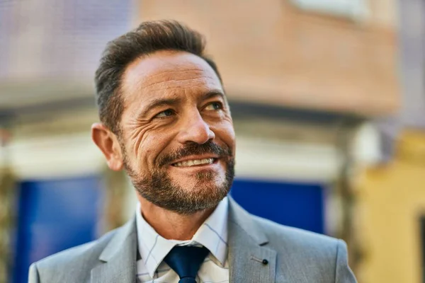 Hombre Negocios Mediana Edad Sonriendo Feliz Pie Ciudad — Foto de Stock