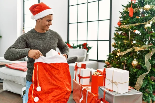 Jovem Hispânico Colocando Presentes Chão Pela Árvore Natal Casa — Fotografia de Stock
