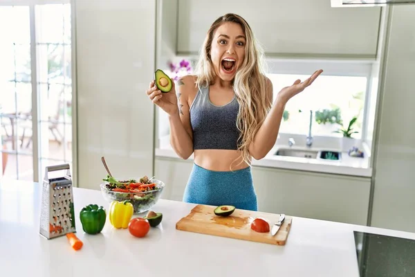 Junge Kaukasische Fitness Frau Sportkleidung Bereitet Der Küche Gesunden Salat — Stockfoto