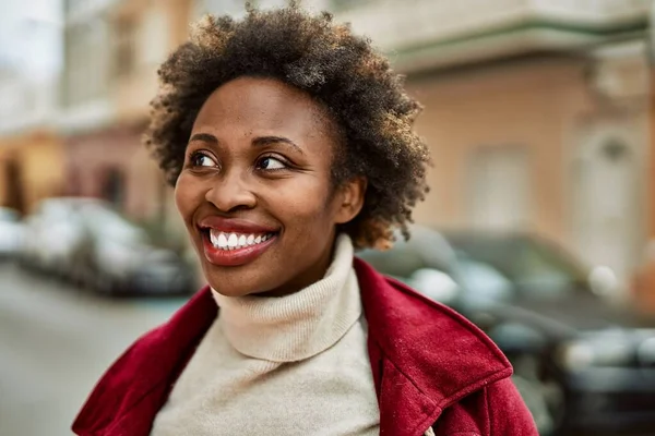 Krásná Obchodní Africká Americká Žena Afro Vlasy Úsměvem Šťastný Jistý — Stock fotografie