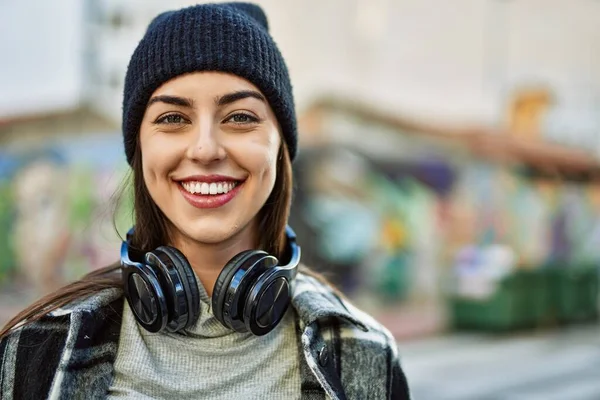 Junge Hispanische Frau Lächelt Glücklich Mit Kopfhörern Die Stadt — Stockfoto