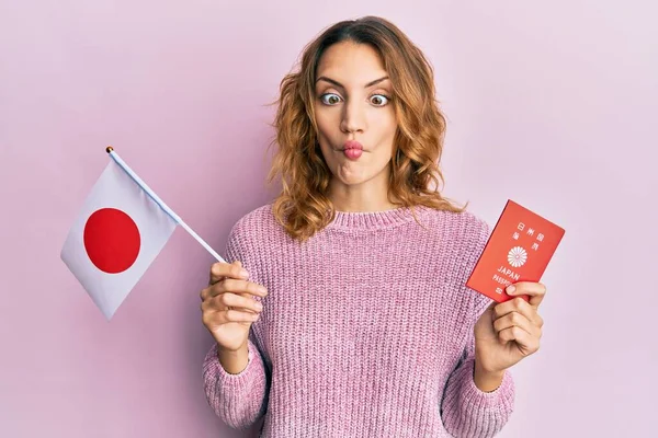 Jonge Kaukasische Vrouw Met Japanse Vlag Paspoort Het Maken Van — Stockfoto