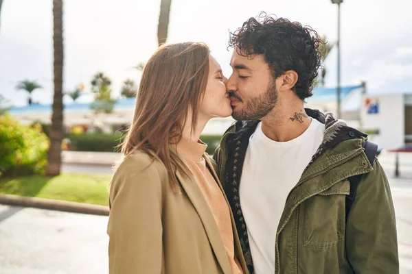 Hombre Mujer Besándose Abrazándose Calle — Foto de Stock