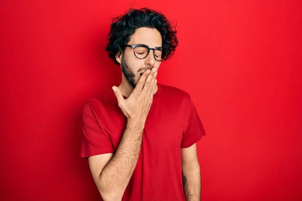 Snygg Latinamerikansk Man Klädd Avslappnad Shirt Och Glasögon Uttråkad Gäspande — Stockfoto