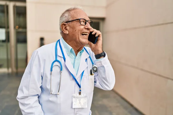 Senior Man Doktersuniform Gesprek Smartphone Straat — Stockfoto