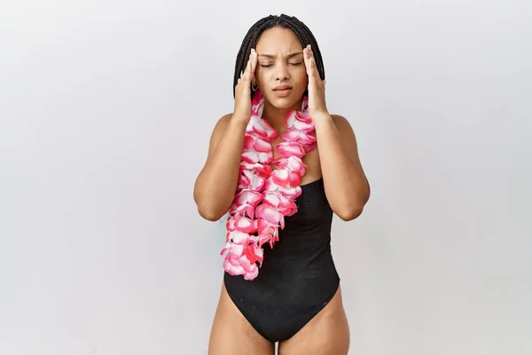 Young African American Woman Wearing Swimsuit Hawaiian Lei Hand Head — Stockfoto