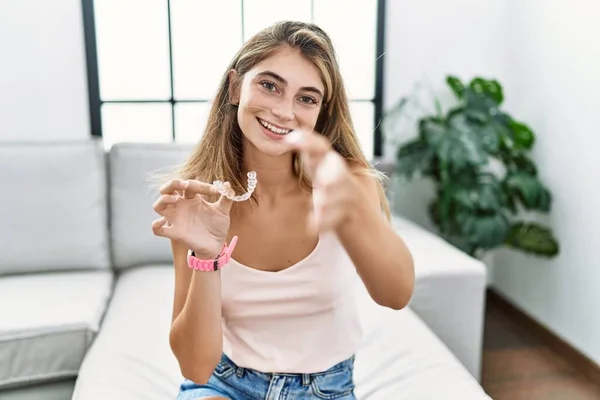 Jonge Blonde Vrouw Met Onzichtbare Aligner Orthodontische Glimlachende Vriendelijk Aanbieden — Stockfoto
