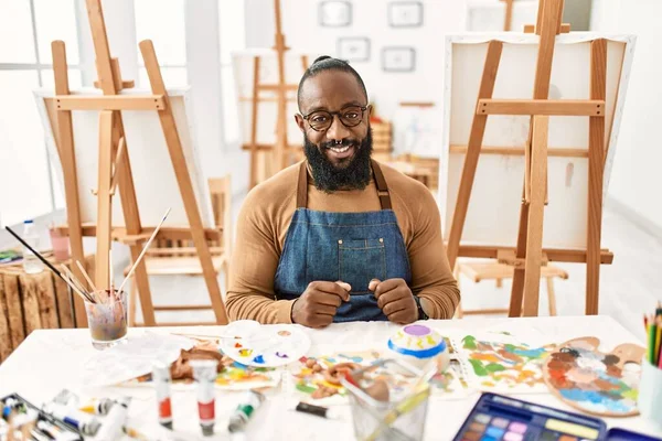 Yüzünde Mutlu Havalı Bir Gülümsemeyle Sanat Stüdyosundaki Afrikalı Amerikalı Sanatçı — Stok fotoğraf