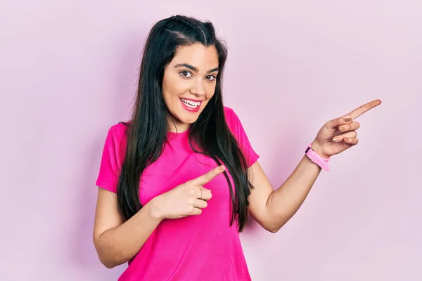 Joven Chica Hispana Con Camiseta Rosa Casual Sonriendo Mirando Cámara —  Fotos de Stock