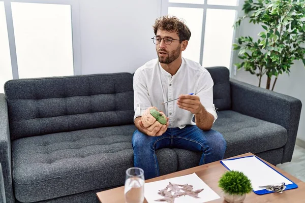 Junger Hispanischer Mann Mit Gehirn Bei Psychologie Sitzung Klinik — Stockfoto