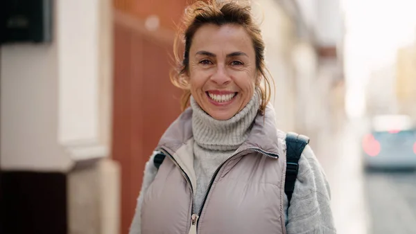Hispanische Frau Mittleren Alters Lächelt Selbstbewusst Auf Der Straße — Stockfoto